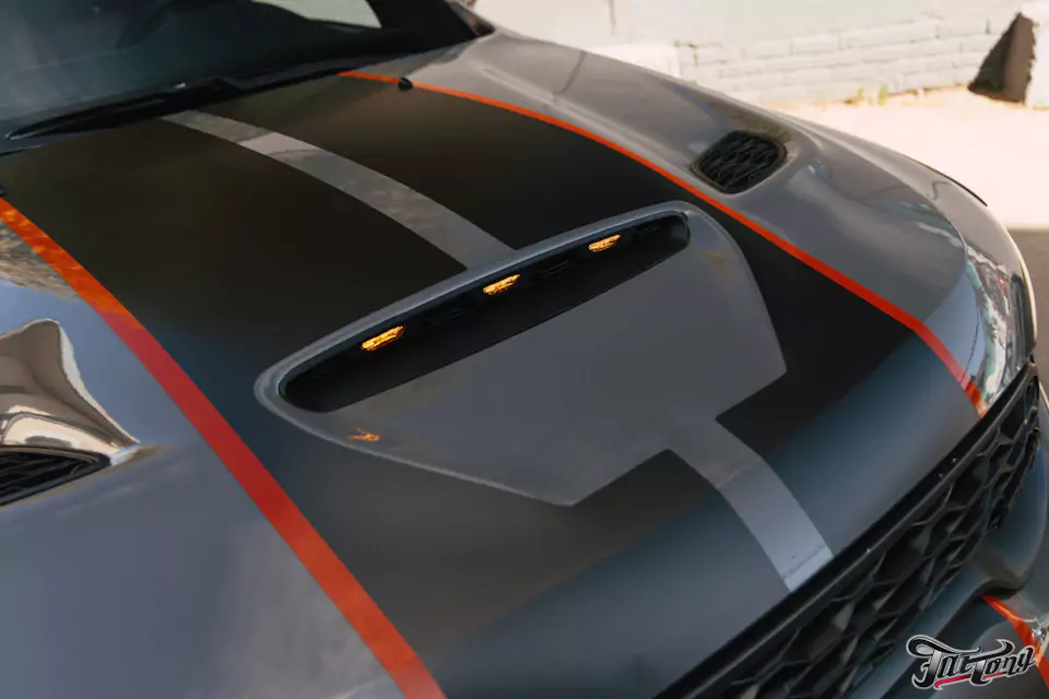 Добавили маркерные огни в капот для Dodge Durango SRT
